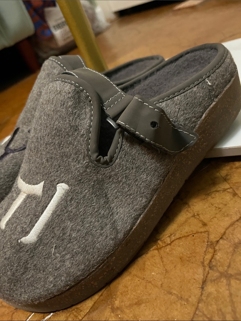 Earth Gray Felt Embroidered Mules NEW Sz 7.5 Womens - Picture 4 of 11